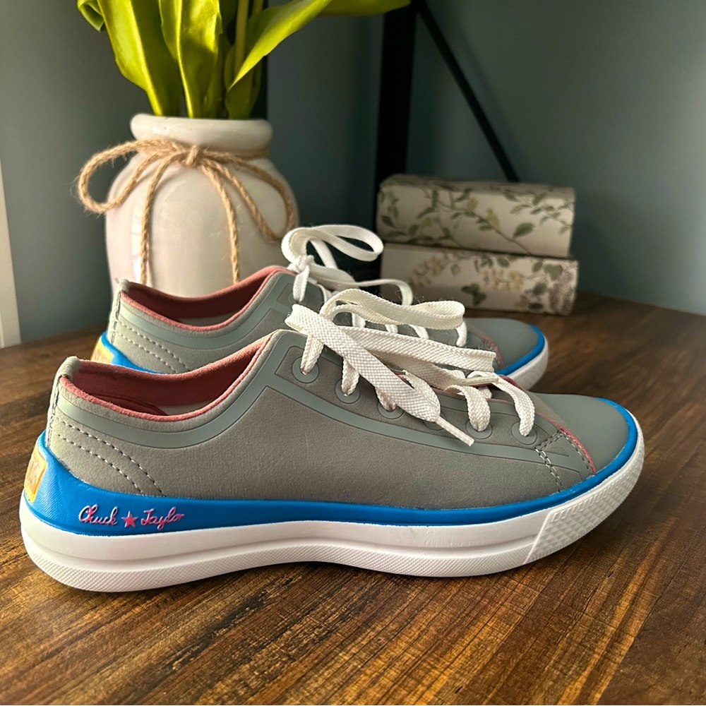 Chuck Taylor Converse Low Top Shoes Size Men’s 4, women’s 6